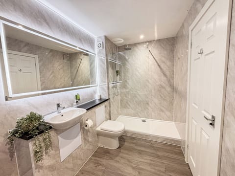 Garden Suite | Bathroom | Hair dryer, towels