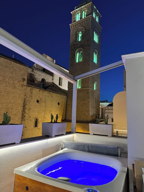 Camera Matrimoniale con Terrazzo e Vasca Idromassaggio | Terrace/patio
