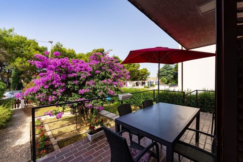 Apartment, 3 Bedrooms, Smoking, Patio | Garden