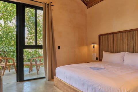 Comfort Room, 1 King Bed | Minibar, in-room safe, iron/ironing board, free WiFi