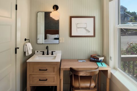 Mystery Garden Patio King | Bathroom | Shower, rainfall showerhead, free toiletries, towels