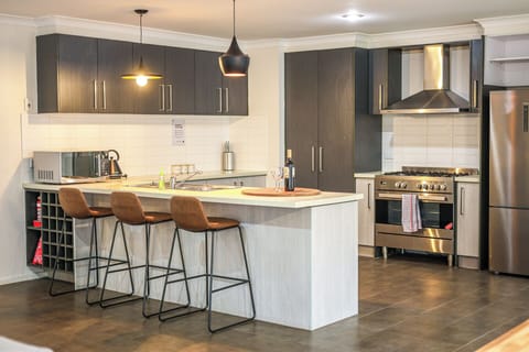 Deluxe Townhome, Garden View | Private kitchen