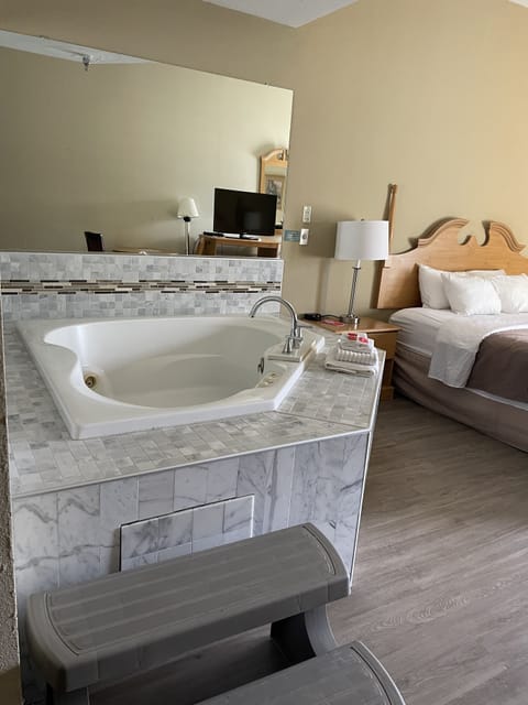 Standard Room, 1 King Bed, Non Smoking, Jetted Tub | Jetted tub