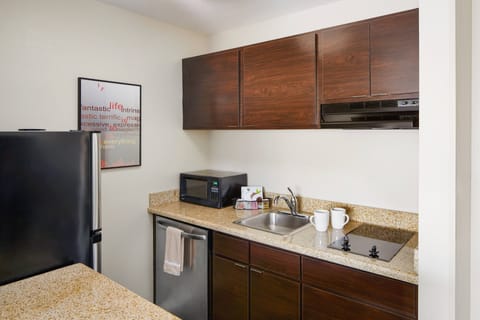 Full-size fridge, microwave, stovetop, dishwasher