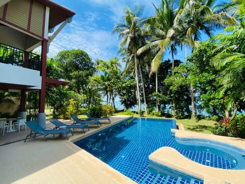 Luxury Villa | Outdoor pool
