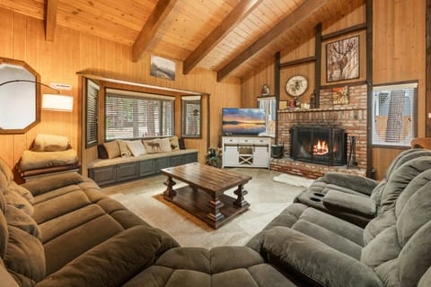 Signature Cabin, 3 Bedrooms, Non Smoking, Kitchen | Living room | 35-inch Smart TV with digital channels, fireplace, table tennis