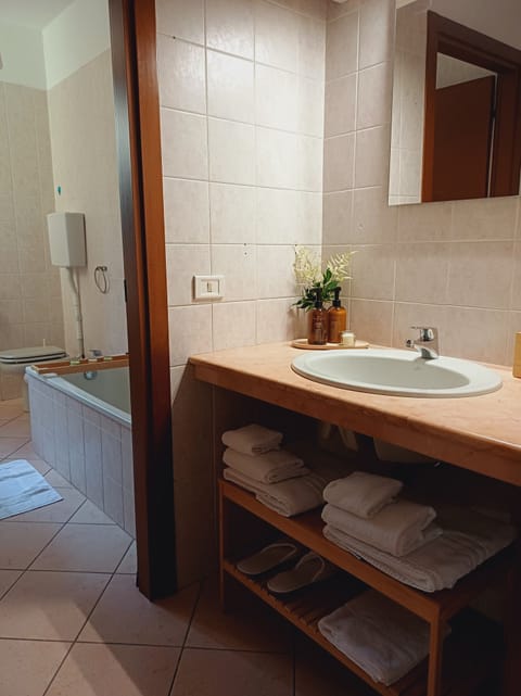 Comfort Apartment, Garden View | Bathroom