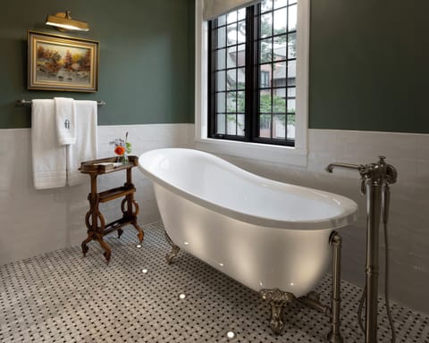 Signature Room, Partial Ocean View | Bathroom | Rainfall showerhead, hair dryer, bathrobes, slippers