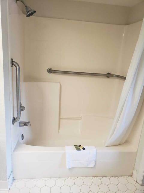 Single Room, Accessible Bathtub, Smoking | Desk, blackout drapes, iron/ironing board, free WiFi