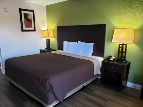 Single Room, Smoking | Desk, blackout drapes, iron/ironing board, free WiFi