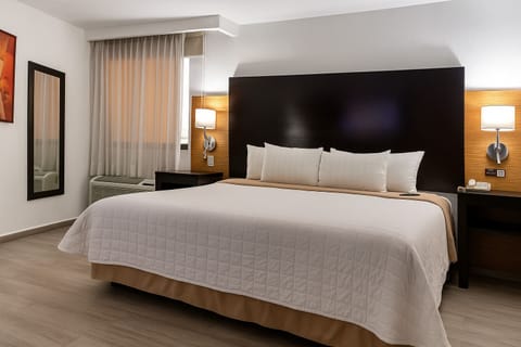 Standard Room, 1 King Bed | Premium bedding, down comforters, in-room safe, desk