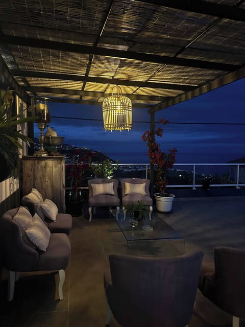 House, 3 Bedrooms | Living area | Books