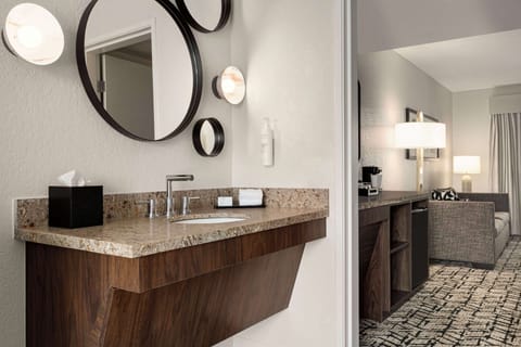 Combined shower/tub, free toiletries, hair dryer, towels