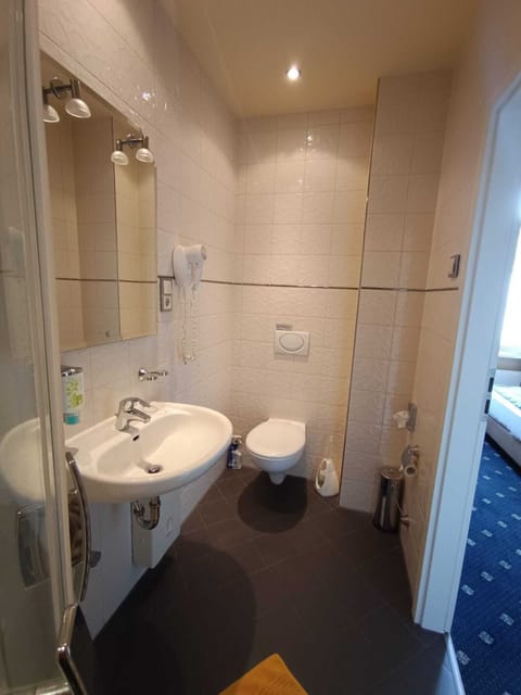 Basic Room | Bathroom | Hair dryer, soap, toilet paper