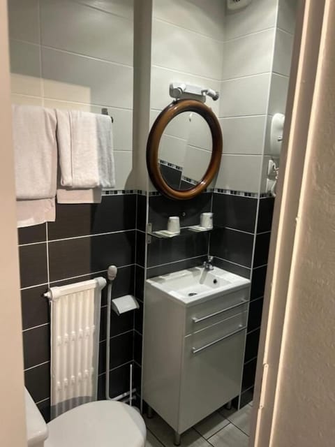 Comfort Twin Room, Harbor View | Bathroom
