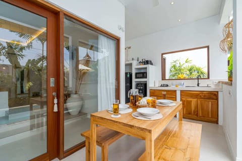 Basic Villa | Dining