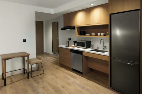 Full-size fridge, microwave, stovetop, dishwasher