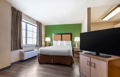 Deluxe Studio, 1 Queen Bed with Sofa bed, Non Smoking | Desk, laptop workspace, iron/ironing board (on request), WiFi (free)