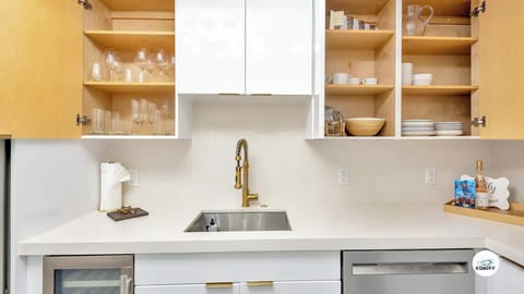 Design Apartment, Balcony, Garden View | Private kitchen | Dining tables