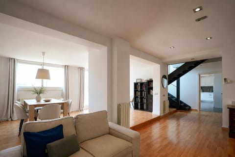 Apartment (3 Bedrooms) | Living area | TV