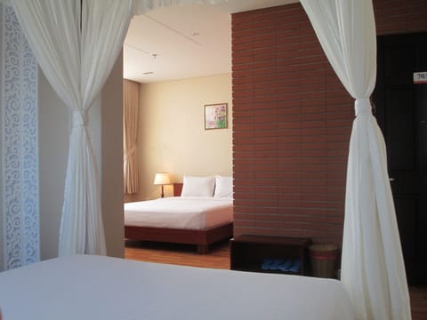 VIP Deluxe Room | Minibar, desk, free WiFi