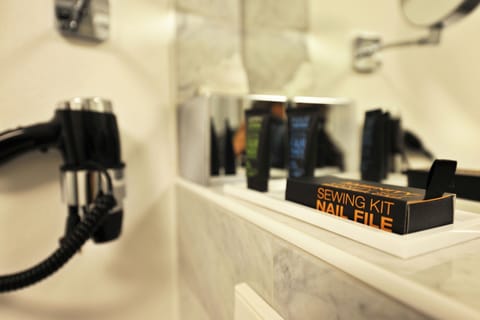 Shower, rainfall showerhead, free toiletries, hair dryer