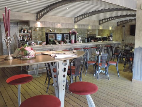 Breakfast, lunch, dinner served; international cuisine