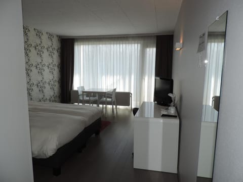 In-room safe, desk, free WiFi