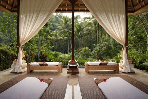 Couples treatment rooms, sauna, hot tub, steam room, body treatments