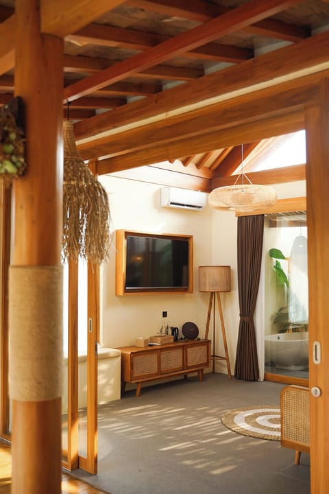 Villa, Pool View | Minibar, WiFi (free), bed sheets