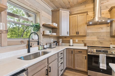 House, 3 Bedrooms | Private kitchen | Fridge, oven, coffee/tea maker, toaster