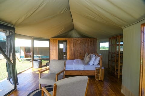 Standard Triple Room, Hill View | Desk