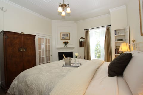 Room (San Simeon) | Premium bedding, individually decorated, individually furnished