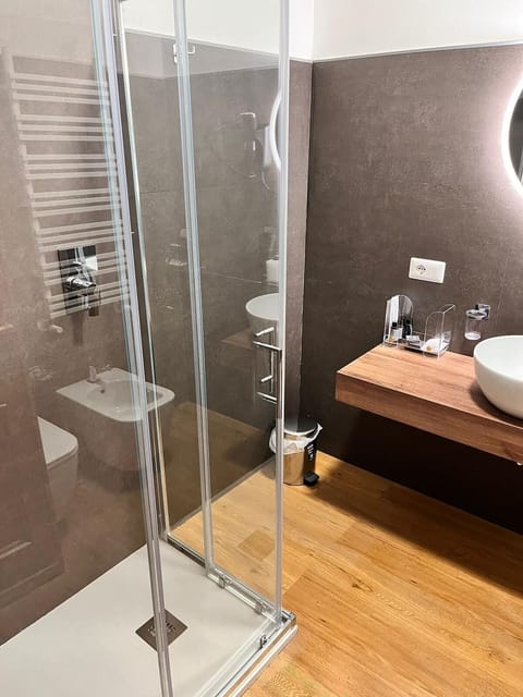 Twin Room | Bathroom | Free toiletries, hair dryer, slippers, towels