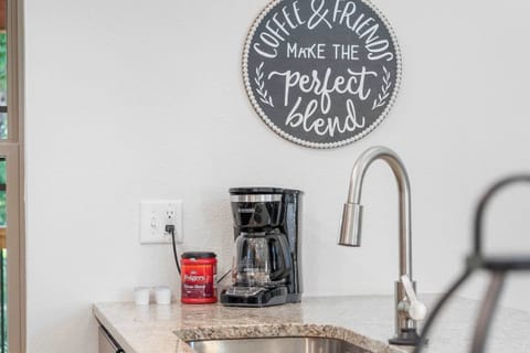 Cabin, Multiple Beds, Balcony, Garden View (Peaceful Timbers Getaway) | Interior