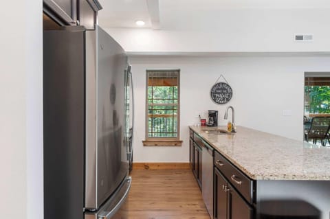 Cabin, Multiple Beds, Balcony, Garden View (Peaceful Timbers Getaway) | Private kitchen | Fridge, microwave, oven, stovetop