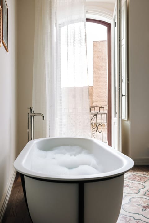 Room Castle | Deep soaking bathtub