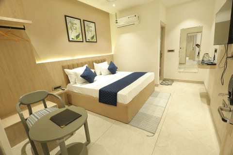 Deluxe Double Room, City View | Laptop workspace, blackout drapes, soundproofing, iron/ironing board