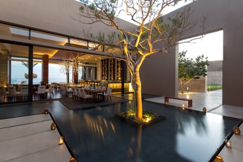 5 restaurants; breakfast, lunch, and dinner served