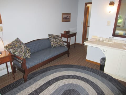 Deluxe Room, 1 Queen Bed | Individually decorated, individually furnished, free WiFi