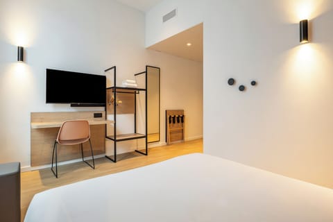 Double Room, Mobility Accessible | Hypo-allergenic bedding, Tempur-Pedic beds, laptop workspace