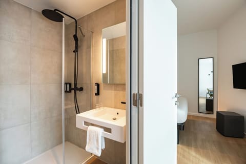 Superior Double Room | Bathroom | Shower, hydromassage showerhead, hair dryer, towels