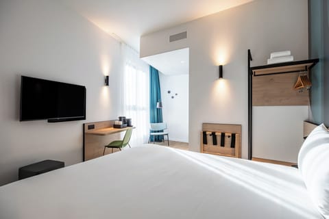 Superior Double Room | Hypo-allergenic bedding, Tempur-Pedic beds, laptop workspace