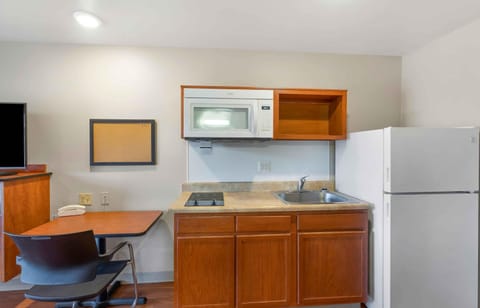 Standard Studio, Non Smoking, Refrigerator & Microwave | Private kitchen | Full-size fridge, microwave, stovetop, freezer