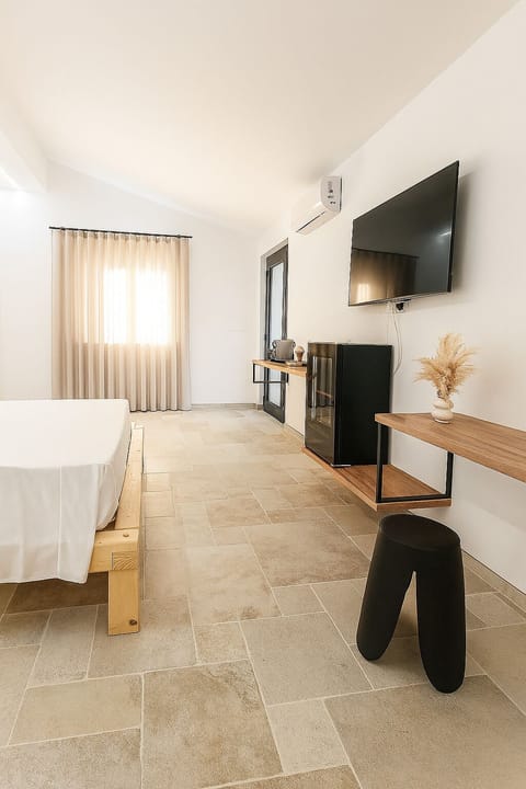 Superior Room, 1 King Bed, Pets Allowed | Desk, laptop workspace, blackout drapes, soundproofing