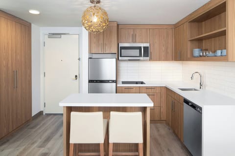 Suite, 1 King Bed | Private kitchen