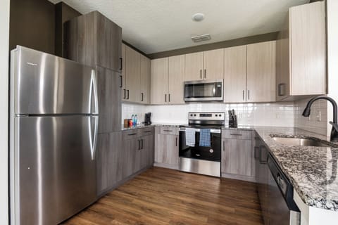 Apartment, 1 Bedroom | Private kitchen | Full-size fridge, microwave, oven, stovetop