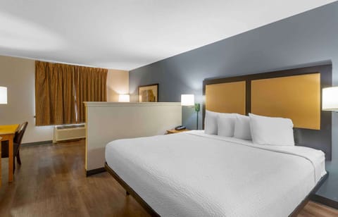 Deluxe Studio, 1 King Bed with Sofa bed, Non Smoking | Desk, laptop workspace, free WiFi, bed sheets