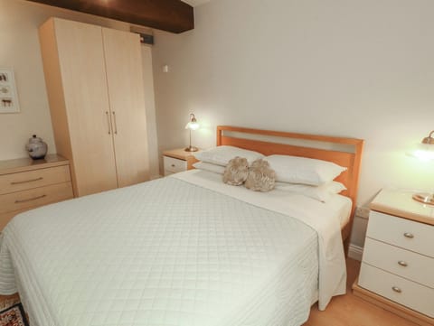 Cottage | 2 bedrooms, WiFi (free), individually decorated, individually furnished