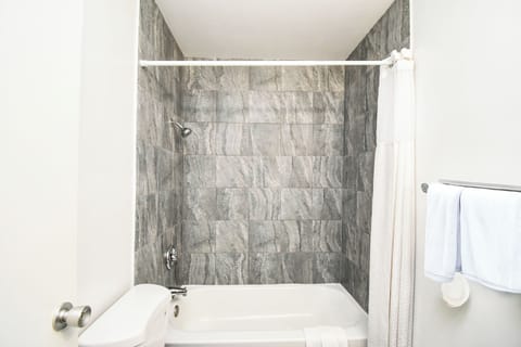 Single Room | Bathroom | Bathtub, soap, shampoo, toilet paper